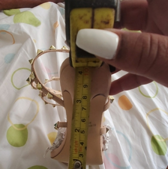 Nice pair of studded pumps - Picture 4 of 7